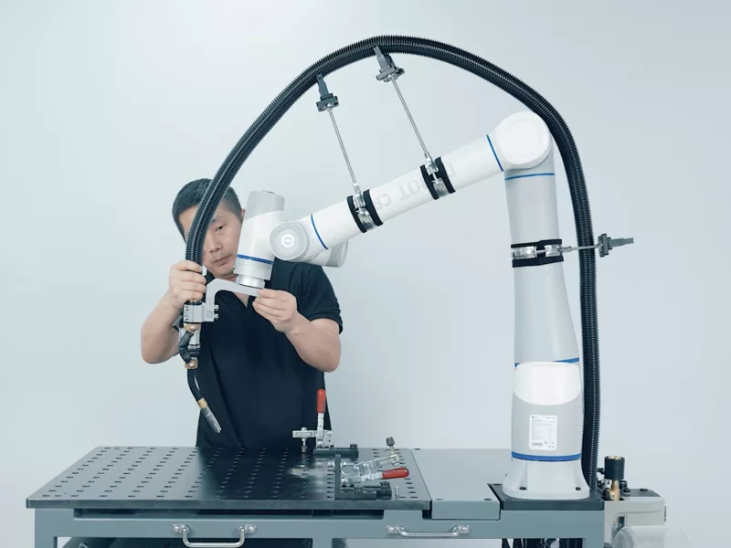 Automatizare cu roboți industriali de sudură image 7
